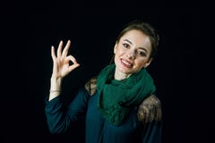Portret van vrolijke jonge vrouw die gebaar goed tonen stock foto Portret van vrolijke jonge vrouw die gebaar goed tonen stock foto