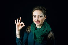 Portret van vrolijke jonge vrouw die gebaar goed tonen stock fotografie Portret van vrolijke jonge vrouw die gebaar goed tonen stock fotografie