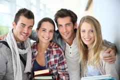 Portret van vrolijke studentenvrienden stock fotografie Portret van vrolijke studentenvrienden stock fotografie