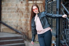 Portret van vrolijke witte vrouw in roze glazen royalty-vrije stock fotografie Portret van vrolijke witte vrouw in roze glazen royalty-vrije stock fotografie