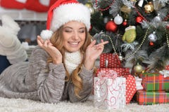 Portret van weggegaane vrouw in Kerstmanhoed stock afbeeldingen Portret van weggegaane vrouw in Kerstmanhoed stock afbeeldingen