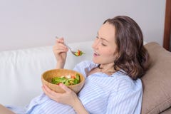 Portret van zwangere vrouw met plantaardige gezonde salade stock foto's Portret van zwangere vrouw met plantaardige gezonde salade stock foto's
