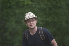 Portret w średnim wieku mężczyzna w kapeluszu z plecakiem na th i obrazy stock Portret w średnim wieku mężczyzna w kapeluszu z plecakiem na th i obrazy stock