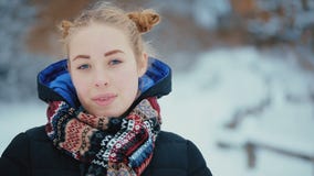 Portret Śliczna Błękitnooka młoda kobieta zbiory wideo Portret Śliczna Błękitnooka młoda kobieta zbiory wideo