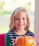 Portret śliczna mała dziewczynka trzyma Halloweenowej bani obraz royalty free Portret śliczna mała dziewczynka trzyma Halloweenowej bani obraz royalty free
