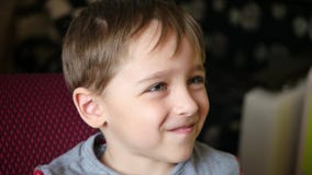 Portret śliczne małe przyglądające kreskówki i ono uśmiecha się Dziecka ` s emocje zbiory wideo Portret śliczne małe przyglądające kreskówki i ono uśmiecha się Dziecka ` s emocje zbiory wideo