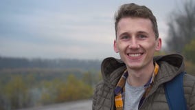 Portreta atrakcyjny młody caucasian mężczyzna uśmiecha się szczęśliwego cieszy się pomyślnego styl życia zdjęcie wideo Portreta atrakcyjny młody caucasian mężczyzna uśmiecha się szczęśliwego cieszy się pomyślnego styl życia zdjęcie wideo