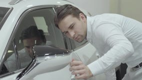 Portreta przystojny pomyślny biznesmen sprawdza niedawno nabywającego samochód od przedstawicielstwo firmy samochodowej Samochodo zdjęcie wideo Portreta przystojny pomyślny biznesmen sprawdza niedawno nabywającego samochód od przedstawicielstwo firmy samochodowej Samochodo zdjęcie wideo