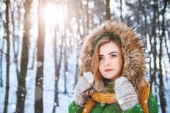 portreta zima kobiety potomstwa W g?r? portreta szcz??liwa dziewczyna Wyra?a? positivity, prawdziwe brightful emocje zdjęcie royalty free portreta zima kobiety potomstwa W g?r? portreta szcz??liwa dziewczyna Wyra?a? positivity, prawdziwe brightful emocje zdjęcie royalty free