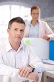 Porträt Büroangestelltlächelns des von mittlerem Alter stockfoto Porträt Büroangestelltlächelns des von mittlerem Alter stockfoto