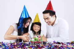 Porträt der asiatischen Familie einen Kuchen schneiden lizenzfreie stockfotos Porträt der asiatischen Familie einen Kuchen schneiden lizenzfreie stockfotos