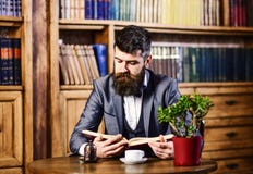 Porträt der attraktiven Geschäftsmannlesung am Arbeitsplatz Ausbildung und Bücher concep lizenzfreie stockfotos Porträt der attraktiven Geschäftsmannlesung am Arbeitsplatz Ausbildung und Bücher concep lizenzfreie stockfotos