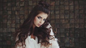 Porträt der attraktiven wehmütigen Brunettefrau mit hellem smokey mustert Make-up stock video footage Porträt der attraktiven wehmütigen Brunettefrau mit hellem smokey mustert Make-up stock video footage