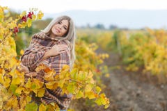 Porträt der Frau im Herbstweinberg stockbild Porträt der Frau im Herbstweinberg stockbild