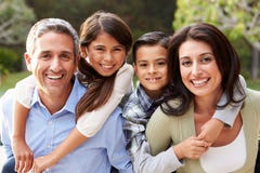 Porträt der hispanischen Familie in der Landschaft Porträt der hispanischen Familie in der Landschaft