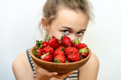 Porträt der jungen Frau Erdbeeren in einer Schüssel halten Gesunde gl?ckliche l?chelnde Frau, die Erdbeere isst stockbild Porträt der jungen Frau Erdbeeren in einer Schüssel halten Gesunde gl?ckliche l?chelnde Frau, die Erdbeere isst stockbild