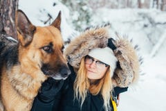 Porträt der jungen Frau im Wintermantel mit Hund lizenzfreies stockfoto Porträt der jungen Frau im Wintermantel mit Hund lizenzfreies stockfoto