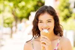 Porträt der jungen glücklichen Frau, die Eiscreme isst lizenzfreies stockfoto Porträt der jungen glücklichen Frau, die Eiscreme isst lizenzfreies stockfoto