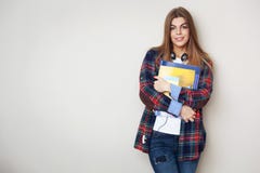 Porträt der jungen schönen Studentin mit der Buch-Stellung stockfoto Porträt der jungen schönen Studentin mit der Buch-Stellung stockfoto