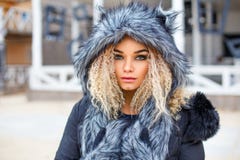 Porträt der Schönheit im Hut des grauen Wolfs, lizenzfreie stockbilder Porträt der Schönheit im Hut des grauen Wolfs, lizenzfreie stockbilder