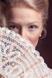 Porträt der Schönheit mit einem orientalischen Fan in ihrem Gesicht lizenzfreie stockfotos Porträt der Schönheit mit einem orientalischen Fan in ihrem Gesicht lizenzfreie stockfotos