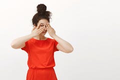 Porträt der spielerischen glücklichen Freundin im netten roten Kleid mit dem gelockten Haar, das im Brötchen gekämmt wird, bedeck lizenzfreie stockbilder Porträt der spielerischen glücklichen Freundin im netten roten Kleid mit dem gelockten Haar, das im Brötchen gekämmt wird, bedeck lizenzfreie stockbilder