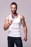 Porträt des athletischen Mannes im weißen Unterhemd mit Meistermedaille lizenzfreies stockbild Porträt des athletischen Mannes im weißen Unterhemd mit Meistermedaille lizenzfreies stockbild