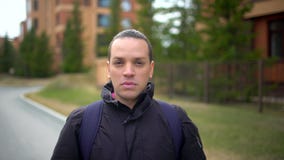 Porträt des attraktiven ernsten stilvollen jungen Mannes, der die Kamera untersucht und in der Stadt lächelt draußen stock video footage Porträt des attraktiven ernsten stilvollen jungen Mannes, der die Kamera untersucht und in der Stadt lächelt draußen stock video footage