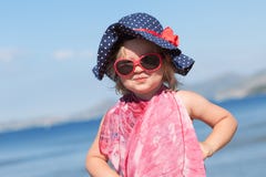 Porträt des glücklichen Babys im Hut und in der Sonnenbrille Lizenzfreie Stockbilder Porträt des glücklichen Babys im Hut und in der Sonnenbrille Lizenzfreie Stockbilder