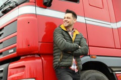 Porträt des glücklichen Fahrers am modernen LKW stockbild Porträt des glücklichen Fahrers am modernen LKW stockbild