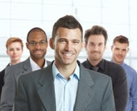 Porträt des glücklichen Geschäftsmannes und des Teams stockbild Porträt des glücklichen Geschäftsmannes und des Teams stockbild