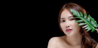 Porträt des glücklichen jungen asiatischen Mädchens der Schönheit mit Kopienraum für Ihre Anzeige oder fördernden Text lizenzfreie stockbilder Porträt des glücklichen jungen asiatischen Mädchens der Schönheit mit Kopienraum für Ihre Anzeige oder fördernden Text lizenzfreie stockbilder