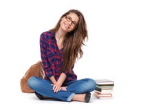 Porträt des glücklichen Studentinsitzens lokalisiert stockfotografie Porträt des glücklichen Studentinsitzens lokalisiert stockfotografie
