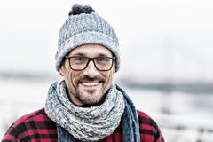 Porträt des glücklichen städtischen Mannes im Winter strickte Abnutzung Porträt des Mannes in den Gläsern und gestrickter weiß-bl stockfotografie Porträt des glücklichen städtischen Mannes im Winter strickte Abnutzung Porträt des Mannes in den Gläsern und gestrickter weiß-bl stockfotografie