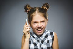 Porträt des Handlungsmädchens mit Mobile oder Handy Negatives menschliches Gefühl lizenzfreie stockfotos Porträt des Handlungsmädchens mit Mobile oder Handy Negatives menschliches Gefühl lizenzfreie stockfotos