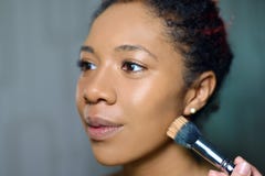 Porträt des hübschen Mädchens mit schönem Make-up der Meister macht Antlitz mit Bürste stockfoto Porträt des hübschen Mädchens mit schönem Make-up der Meister macht Antlitz mit Bürste stockfoto