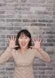 Porträt des junge Frauen-Schreiens lizenzfreies stockfoto Porträt des junge Frauen-Schreiens lizenzfreies stockfoto