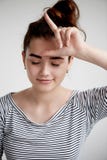 Porträt des jungen schönen Mädchens mit braunen Augen und dem schwarzen Haar Naturschönheit, mit sauberer glühender Haut stockbild Porträt des jungen schönen Mädchens mit braunen Augen und dem schwarzen Haar Naturschönheit, mit sauberer glühender Haut stockbild