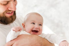 Porträt des jungen Vaters mit seiner kleinen Tochter stockfotos Porträt des jungen Vaters mit seiner kleinen Tochter stockfotos