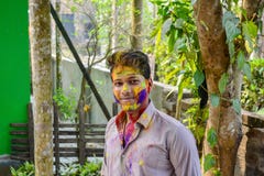 Porträt des lächelnden Jugendlichen mit bunter Farbe auf Gesicht während holi Festivals in Indien lizenzfreie stockfotos Porträt des lächelnden Jugendlichen mit bunter Farbe auf Gesicht während holi Festivals in Indien lizenzfreie stockfotos