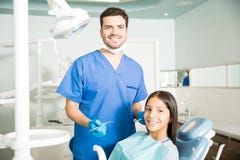 Porträt des lächelnden männlichen Zahnarztes And Teenage Girl an der Klinik Stockfoto Porträt des lächelnden männlichen Zahnarztes And Teenage Girl an der Klinik Stockfoto