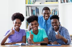 Porträt des männlichen Lehrers mit Afroamerikanerstudenten stockfotografie Porträt des männlichen Lehrers mit Afroamerikanerstudenten stockfotografie