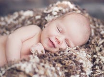 Porträt des netten lächelnden Babys lizenzfreie stockfotografie Porträt des netten lächelnden Babys lizenzfreie stockfotografie
