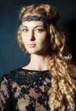 Porträt des schönen blonden Mädchens lizenzfreie stockfotos Porträt des schönen blonden Mädchens lizenzfreie stockfotos
