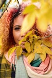 Porträt des schönen dunkelhäutigen Mädchens mit dem roten Haar und den goldenen Lippen stockfoto Porträt des schönen dunkelhäutigen Mädchens mit dem roten Haar und den goldenen Lippen stockfoto