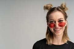 Porträt des schönen jungen blonden Mädchens im schwarzen Kleid und in der runden Sonnenbrille stockfoto Porträt des schönen jungen blonden Mädchens im schwarzen Kleid und in der runden Sonnenbrille stockfoto