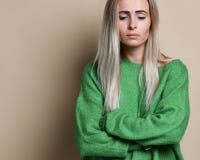 Porträt des schönen Mädchens mit dem blonden geraden Haar störte die ernste und betroffene Gesichtsfrau stockbilder Porträt des schönen Mädchens mit dem blonden geraden Haar störte die ernste und betroffene Gesichtsfrau stockbilder