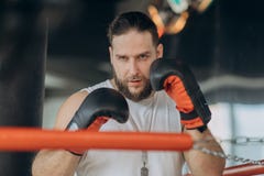 Porträt des starken Mannes auf dem Boxring, der Kamera betrachtet stockfotos Porträt des starken Mannes auf dem Boxring, der Kamera betrachtet stockfotos