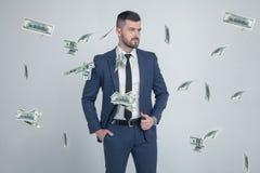 Porträt des stilvollen Geschäftsmannes mit fallenden Dollarbanknoten auf grauem Hintergrund angekleidet in einer Klage mit einer stockbilder Porträt des stilvollen Geschäftsmannes mit fallenden Dollarbanknoten auf grauem Hintergrund angekleidet in einer Klage mit einer stockbilder