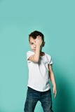 Porträt des unglücklichen traurigen gebohrten lehnenden Kopfes des Kinderjungen auf der Palme, die mit Umkippen schaut stockbilder Porträt des unglücklichen traurigen gebohrten lehnenden Kopfes des Kinderjungen auf der Palme, die mit Umkippen schaut stockbilder